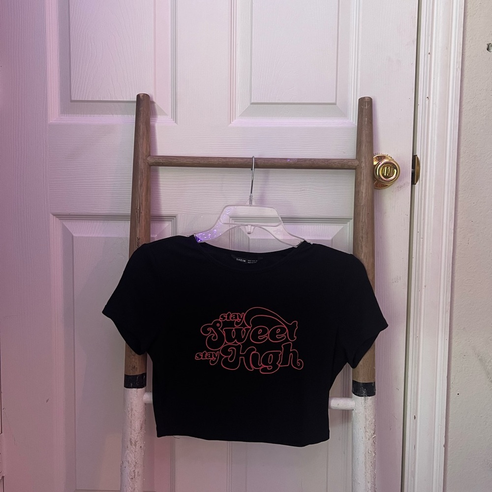 cropped black tshirt